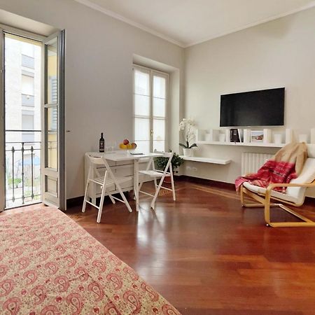 Chic 1Bdr With Shared Terrace Steps From Duomo By Rentopolis มิลาน ภายนอก รูปภาพ