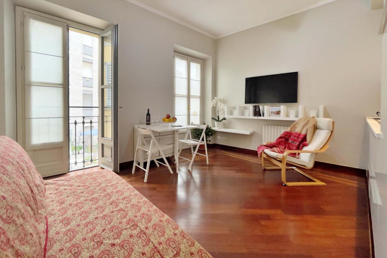Chic 1Bdr With Shared Terrace Steps From Duomo By Rentopolis มิลาน ภายนอก รูปภาพ