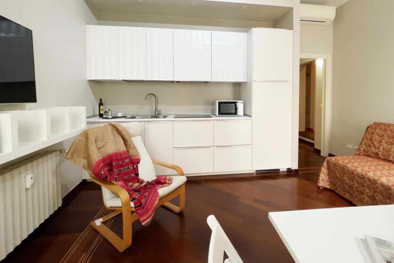 Chic 1Bdr With Shared Terrace Steps From Duomo By Rentopolis มิลาน ภายนอก รูปภาพ
