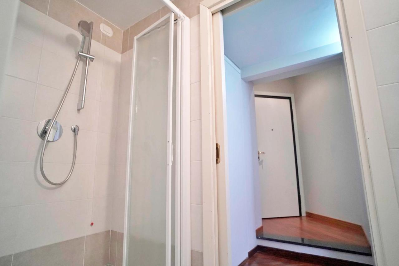 Chic 1Bdr With Shared Terrace Steps From Duomo By Rentopolis มิลาน ภายนอก รูปภาพ