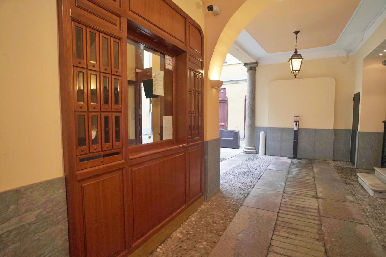 Chic 1Bdr With Shared Terrace Steps From Duomo By Rentopolis มิลาน ภายนอก รูปภาพ